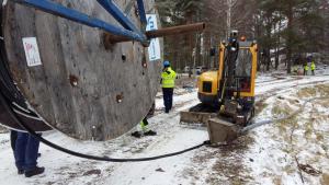 Kabel dras in i röret Hasselö